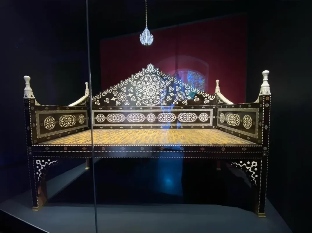 (Ahşap Üzerine Sedef Kakmalı Sultan IV. Murat Tahtı (Esra Özdil Durmuş)