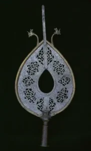 Alay Bayrağı, Metal Oygu - İran XVII. YY. (Benaki Müzesi)