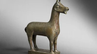 Çeşmebaşı - Doha Hind -1 - İspanya, Madinat Al-Zahra - Endülüs Emevileri dönemi, H. 330 - Gravürlü Döküm Bakır Alaşımı (Katar Müzesi)
