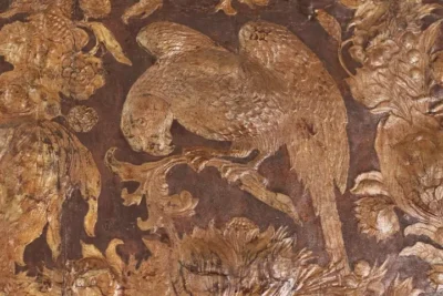Çiçek Motifleri Ve Putto İçeren Venedik Cuoridoro Lambri Parçasındaki Papağan, Venedik M. 1628, Deri Yaldızlı, Damgalı Ve Boyalı,(Correr Müzesi)