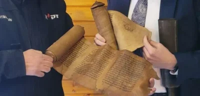 Ester Kitabı, Tevrat'la Birlikte Yahudi Kutsal Metni Tanah'ın Bir Bölümünü Oluşturan Parşömen