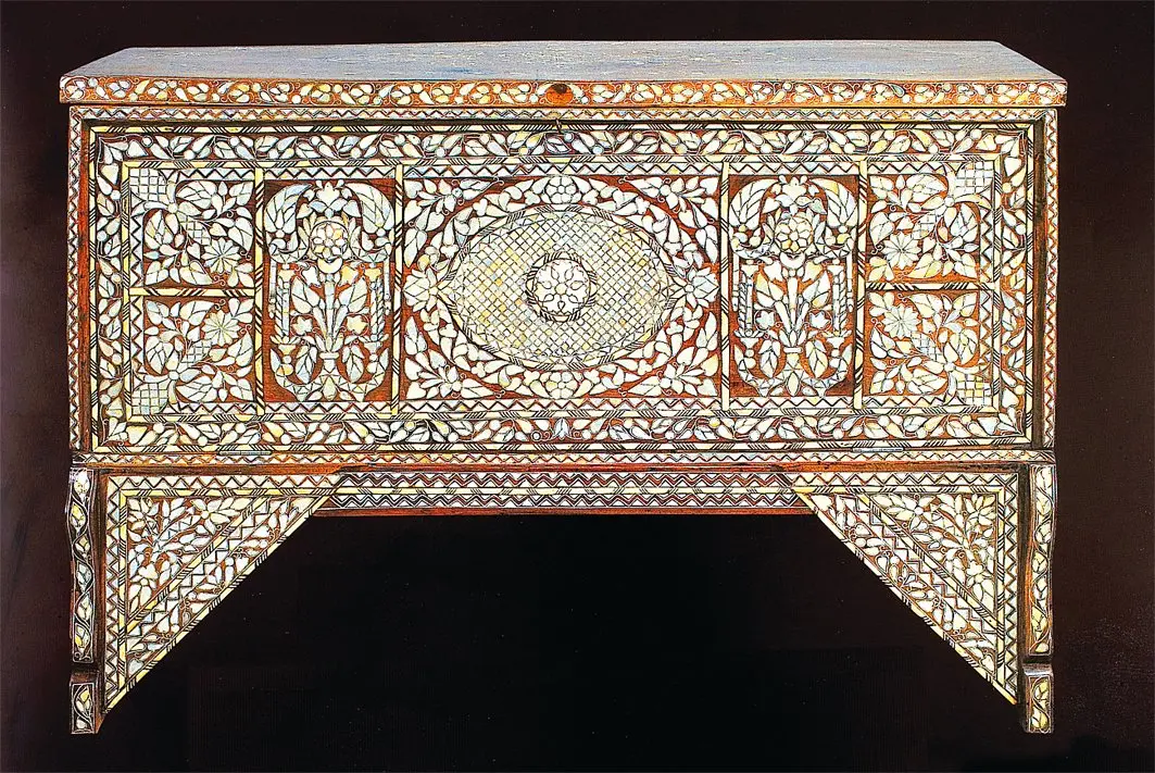 Farklı Sedef İşçiliğinin Uygulandığı XIX. Yüzyıl Osmanlı Sandığı (Antik A.Ş. Koleksiyonu)
