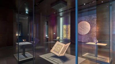 İlhanlı Rejime Ait Kraliyet Kur'an-ı Kerim El Yazması Ve Arka Planda 'Cavour Vazosu' (Katar Müzesi)