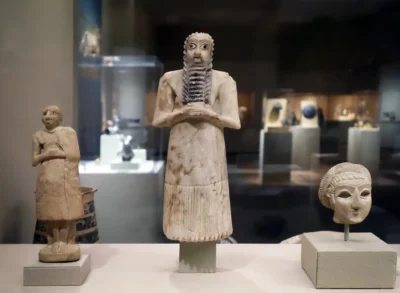 Irak'ın Tell Asmar - Antik Eşnunna'da Ayakta Duran İbadet Edenler, MÖ 2750–2600, Erken Hanedanlık dönemi II - Sümer (Katar Müzesi)