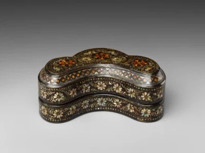 Krizantem Süslemeli, Üç Yapraklı Yonca Biçimli Sedef İşlemeli Kapaklı Kutu - Goryeo Hanedanı Kore XII. YY. (metmuseum)