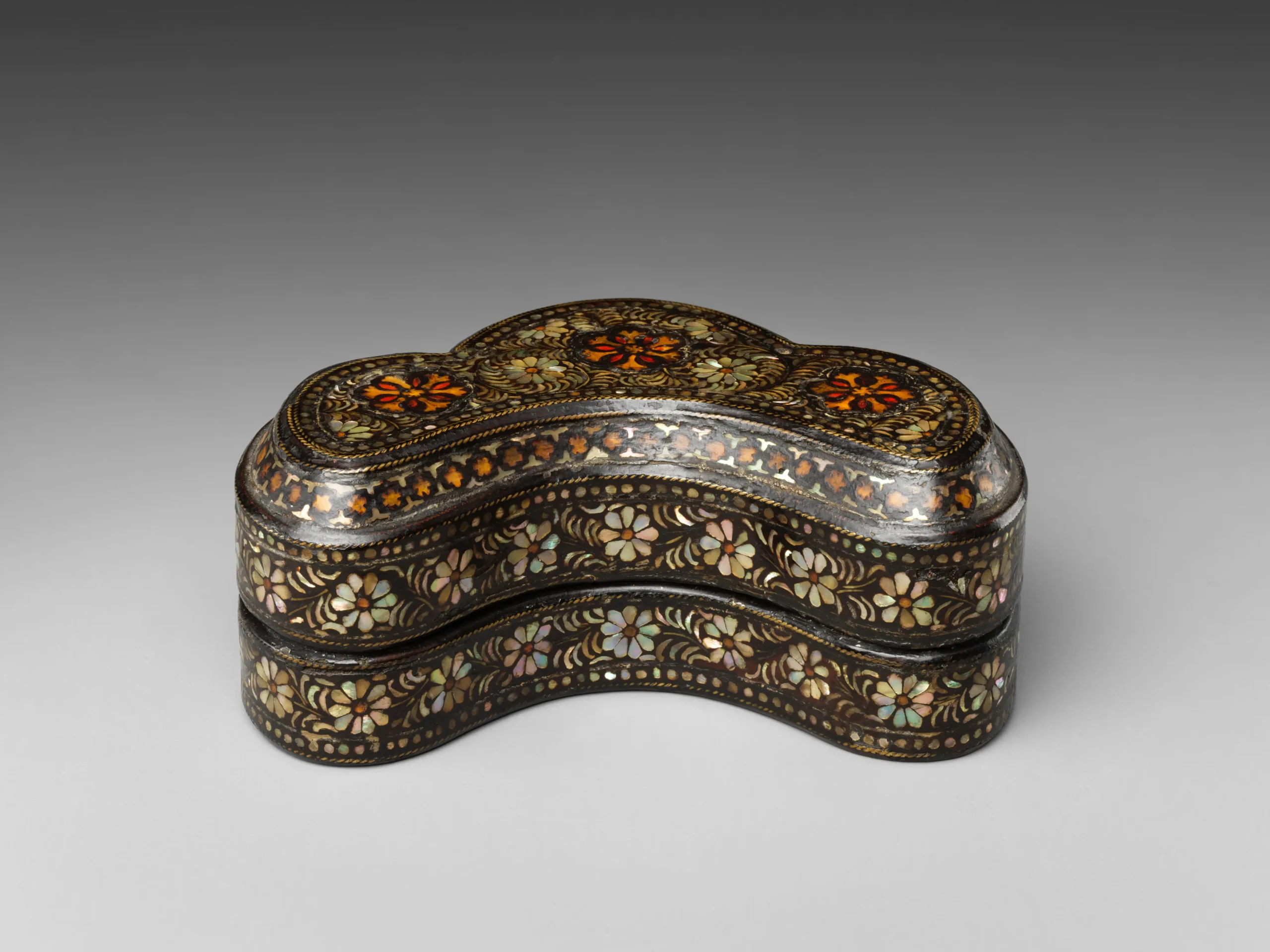 Krizantem Süslemeli, Üç Yapraklı Yonca Biçimli Sedef İşlemeli Kapaklı Kutu - Goryeo Hanedanı Kore XII. YY. (metmuseum)