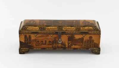 Paris, Tahran Manzaraları Ve Kaligrafik Litografilerle Süslenmiş Yazılı, Fotoğraflar Ve Gümüş Aksesuarlarla Lake Boyalı, Yaldızlı Ahşap Kutu - İran M.1860 (metmuseum)
