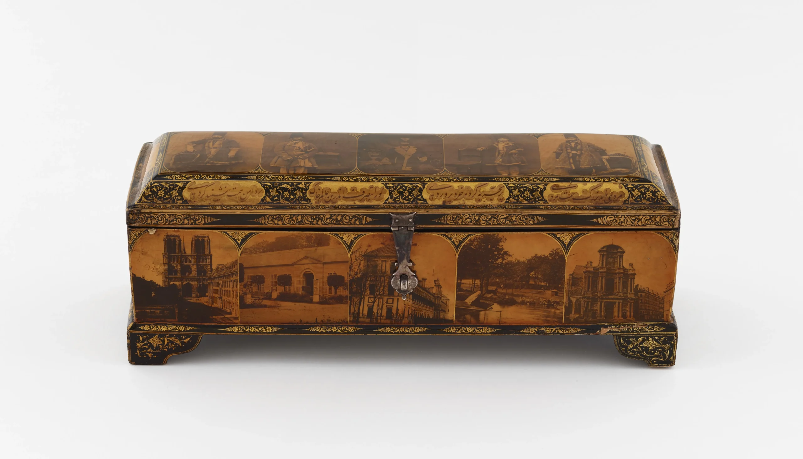 Paris, Tahran Manzaraları Ve Kaligrafik Litografilerle Süslenmiş Yazılı, Fotoğraflar Ve Gümüş Aksesuarlarla Lake Boyalı, Yaldızlı Ahşap Kutu - İran M.1860 (metmuseum)