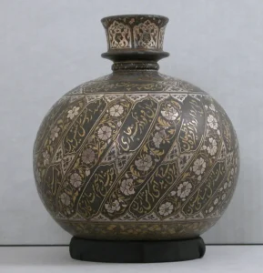Şiir ve Çiçekli Sürahi (Huqqa) - Gömme Pirinç Ve Gümüş Süslemeli - XVIII. YY. Hindistan (metmuseum)