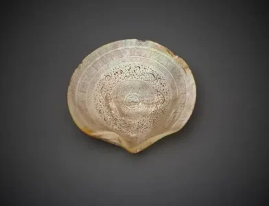 Yazıtlı Kabuk, İşlenmiş Sedef, Hindistan, XVIII. YY. (Aga Khan Müzesi)