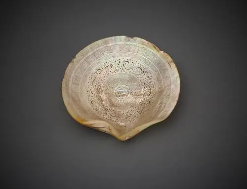 Yazıtlı Kabuk, İşlenmiş Sedef, Hindistan, XVIII. YY. (Aga Khan Müzesi)